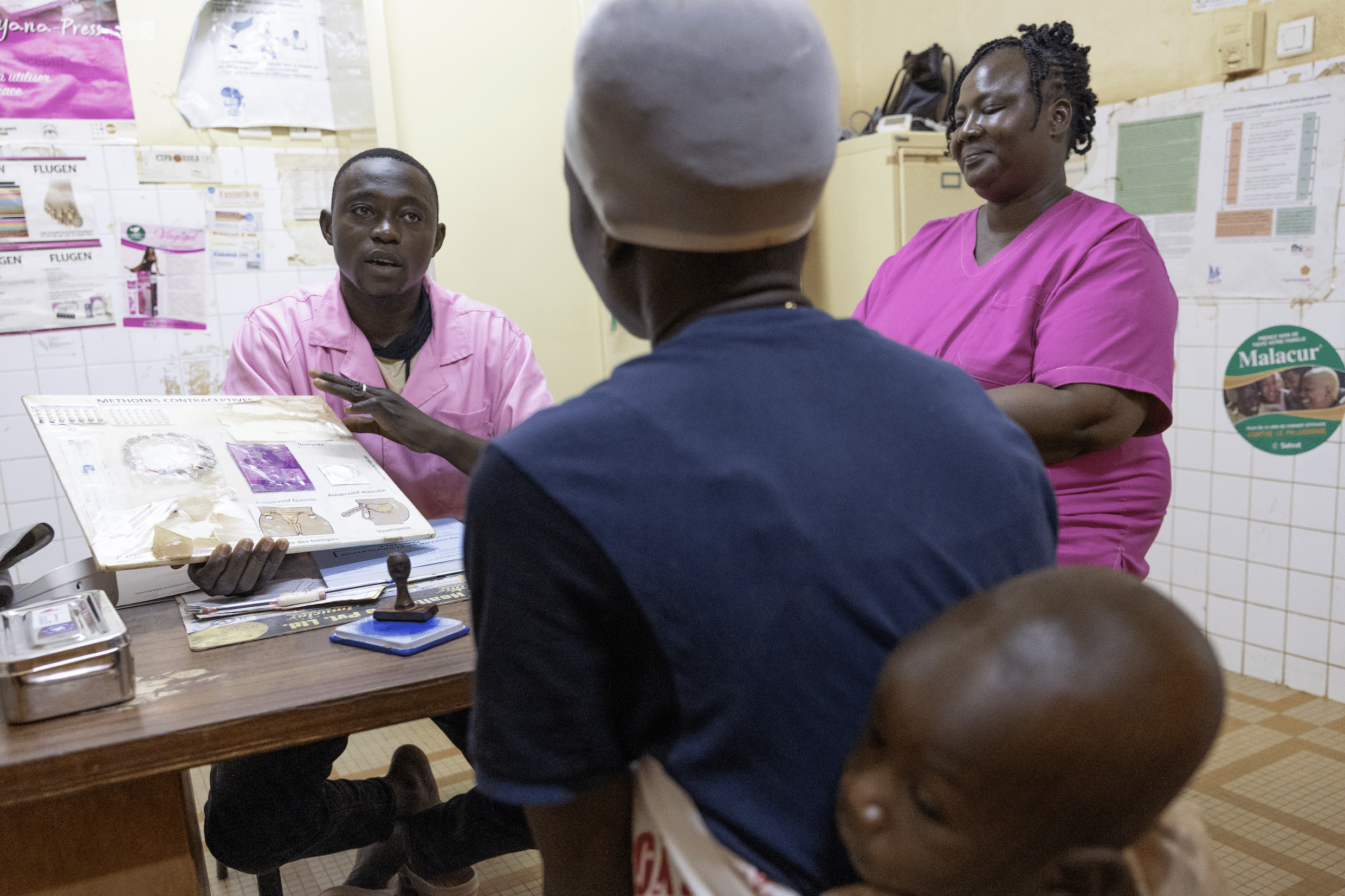 Un médecin et une sage-femme présentent des méthodes contraceptives à une patiente lors d’une consultation au centre médical Gounghin 7 de Ouagadougou.