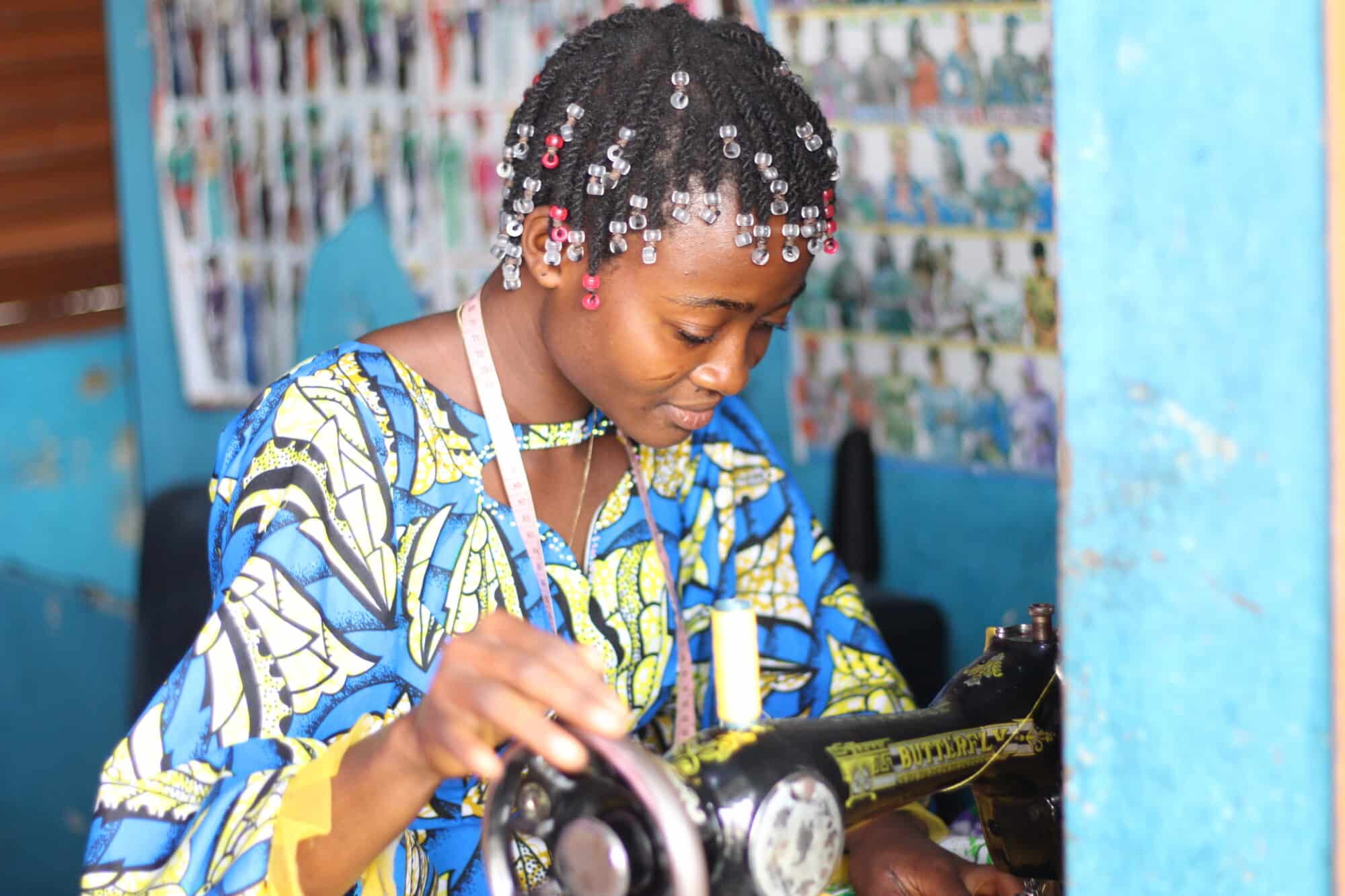 Photo : Une jeune bénéficiaire du projet RESPECT, en apprentissage couture.